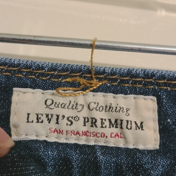 Levi's | Women's Dark Wash Slightly Distressed Skinny Jeans (Size 28 x 30) - Picture 5 of 15